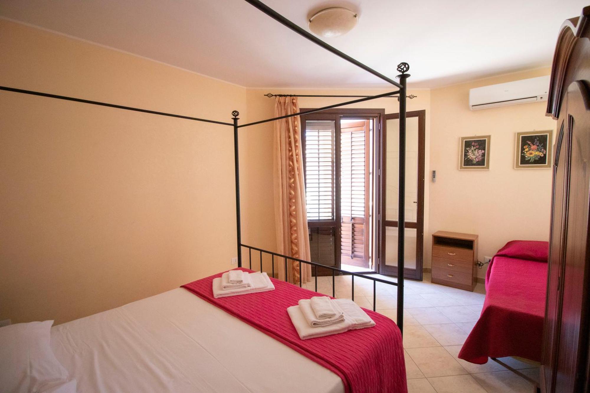 Case Vacanza Cristina Site In Antico Baglio E In Via Abruzzi N 161 산비토로카포 외부 사진