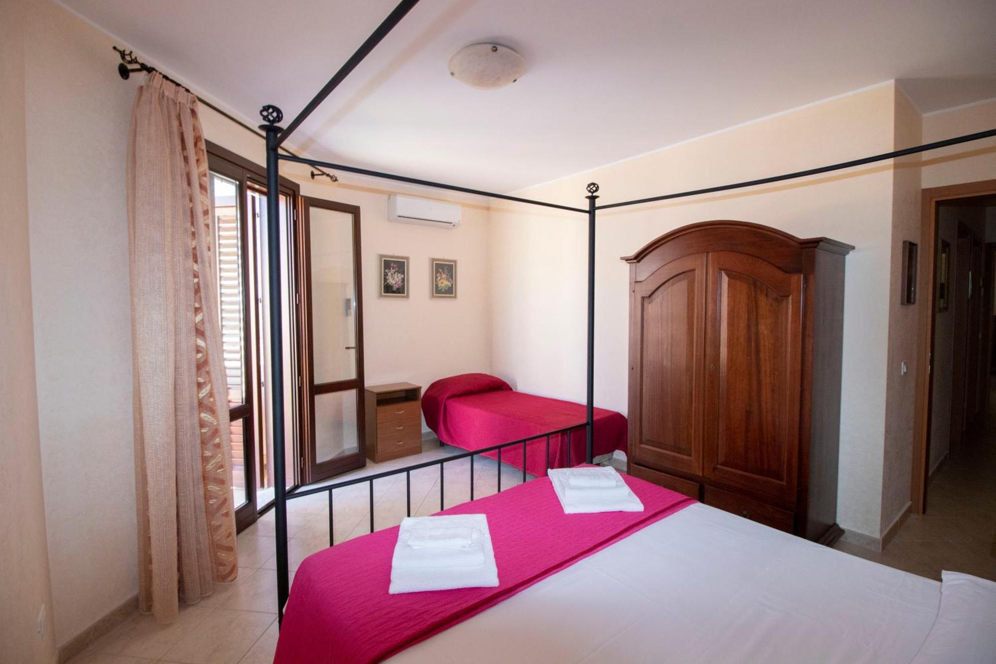 Case Vacanza Cristina Site In Antico Baglio E In Via Abruzzi N 161 산비토로카포 외부 사진