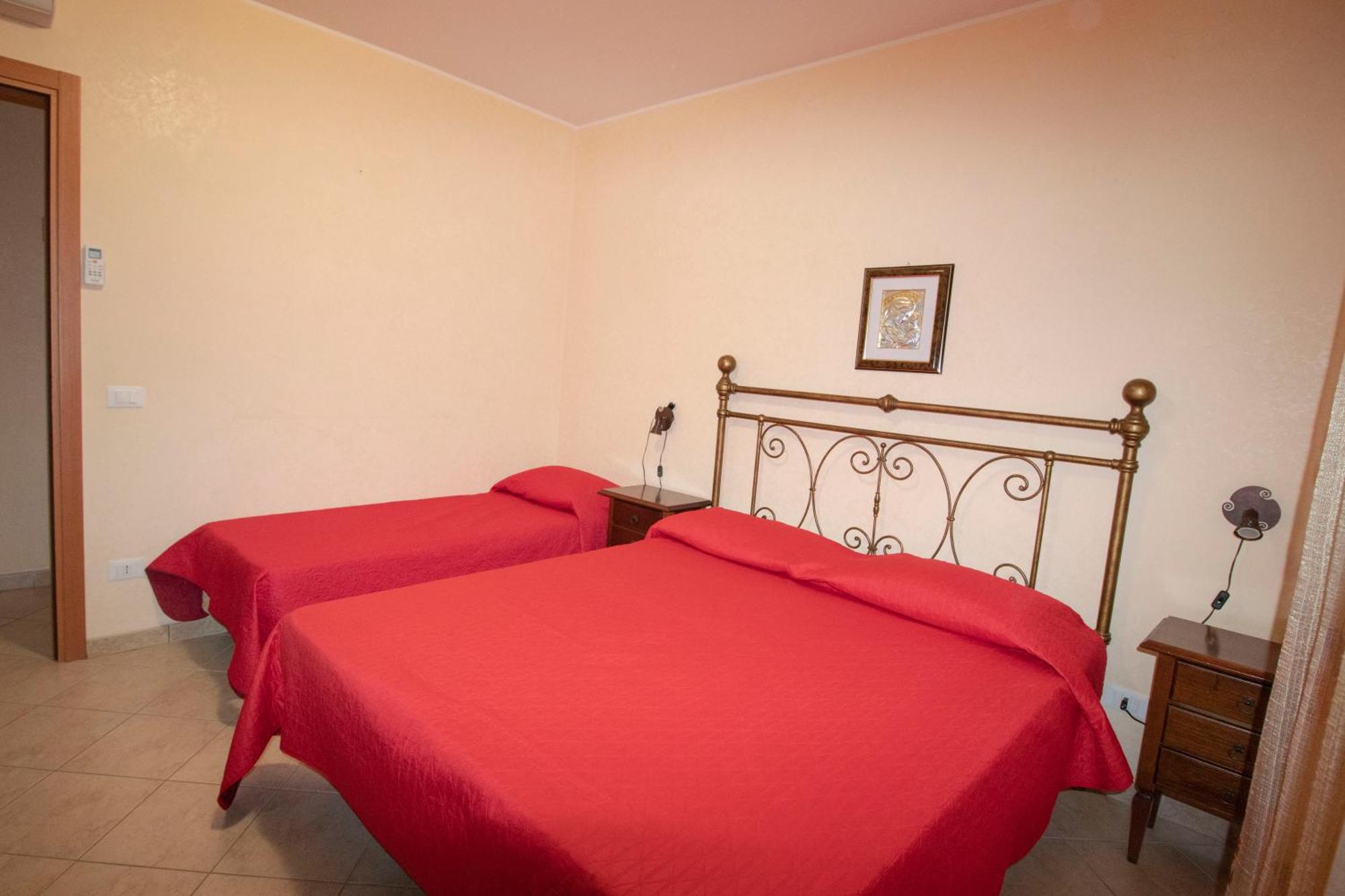 Case Vacanza Cristina Site In Antico Baglio E In Via Abruzzi N 161 산비토로카포 외부 사진